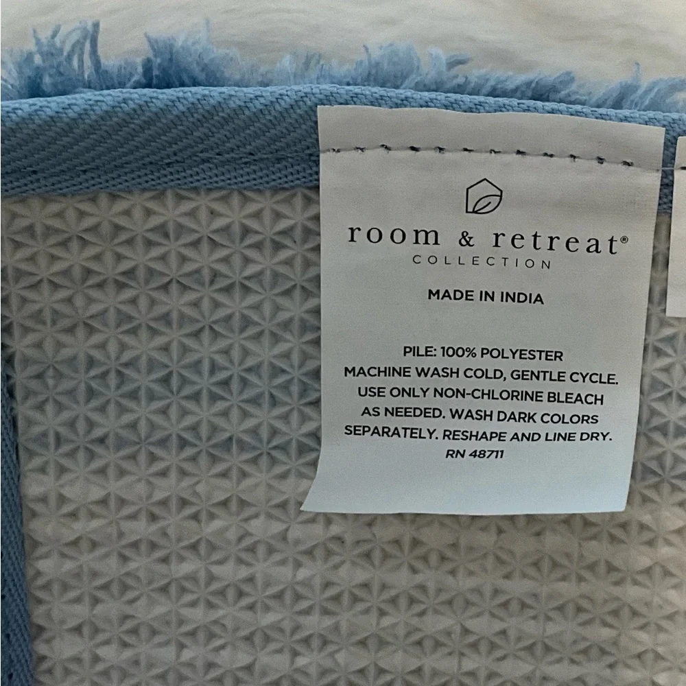 ROOM & RETREAT Blue & White Striped Bath Non-Slip Rug 20” x 32” NWT